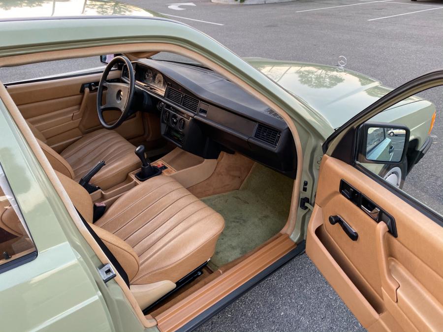 Интерьер Mercedes-Benz 190 D (W124) 1984 года  (NA) (фото 96 из 240)